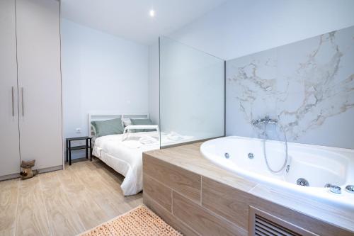 Cute apartment with jacuzzi — 4-Star Luxury Hotel in Athens, Greece
