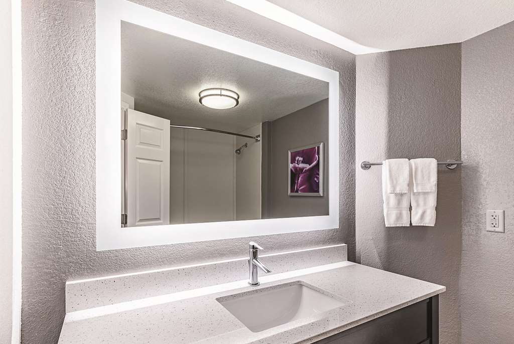 La Quinta Inn & Suites by Wyndham Austin Near The Domain - photo 27