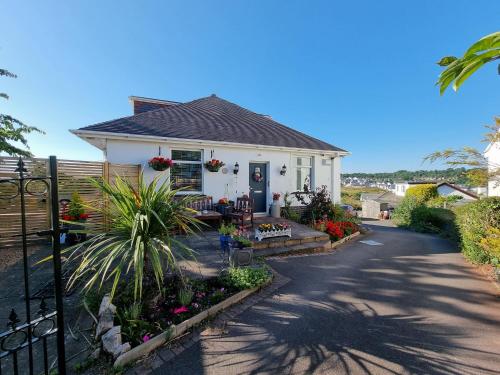 Lovely private studio room with own kitchen and bathroom. Set in the popular area of Shiphay in Torquay and only a short walk from Torbay Hospital — 4-Star Luxury Hotel in Torquay, United Kingdom