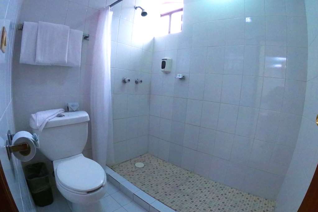 Guest room bath