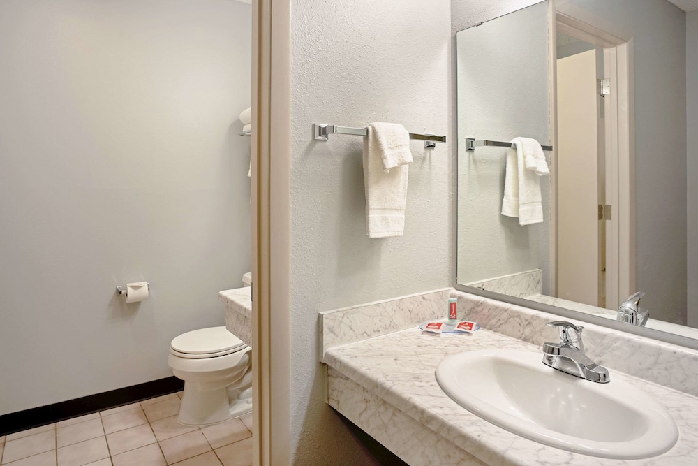 Quality Inn Frontier at U.S. Hwy 30 - photo 13