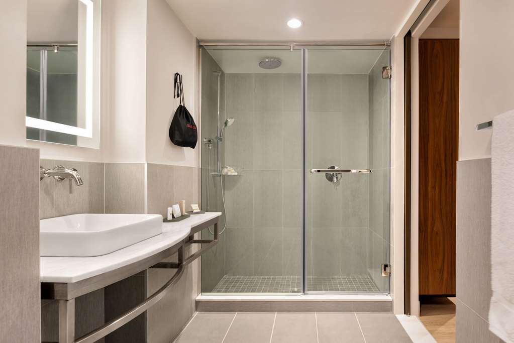 La Quinta Inn & Suites by Wyndham Times Square South - photo 8