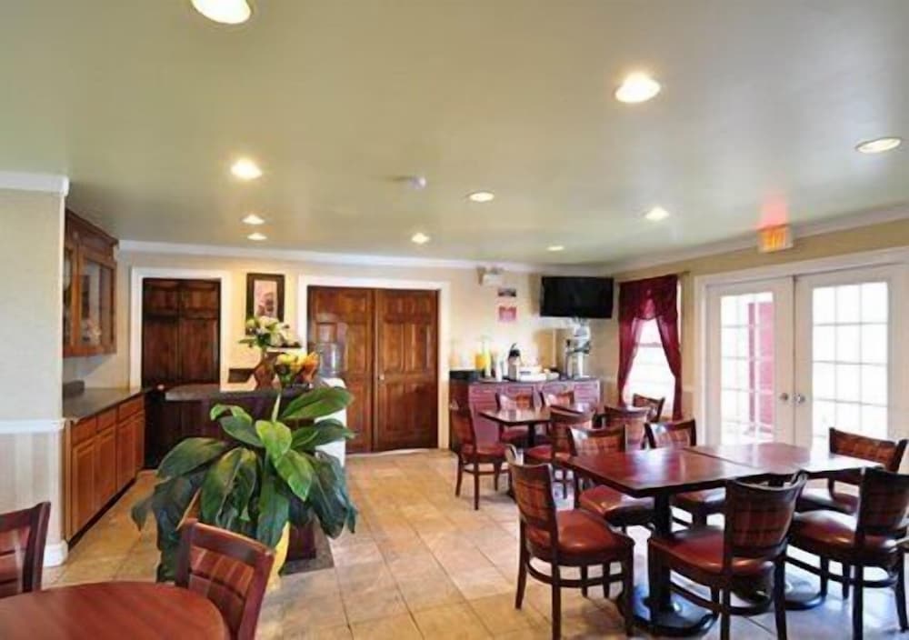 Econo Lodge Princess Anne - photo 26