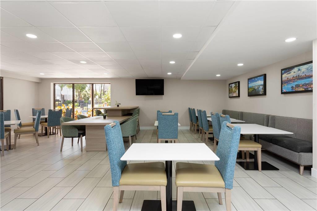 La Quinta Inn & Suites by Wyndham Ft Lauderdale Cypress Cr - photo 32
