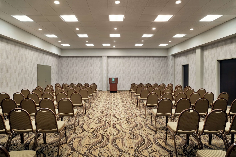 Embassy Suites by Hilton Brunswick - photo 34