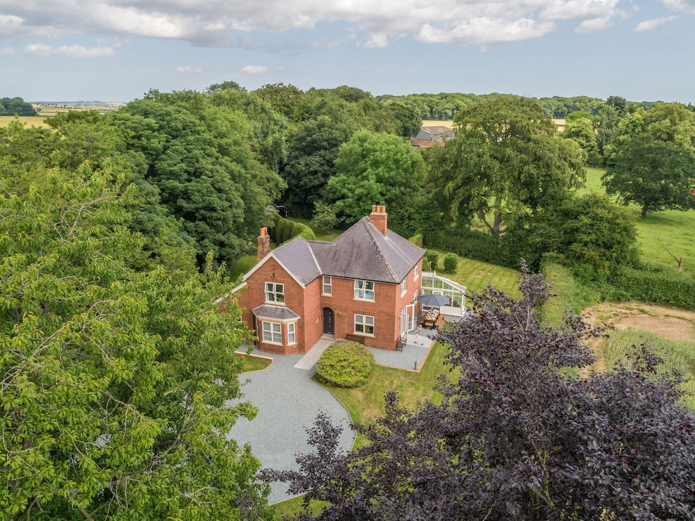 Routhorpe House — 4-Star Luxury Hotel in Bainton, United Kingdom