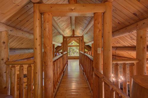 Rustic 4 2 Log Cabin with Lovely Views Sleeps 8 — 4-Star Luxury Hotel in Sevierville, United States