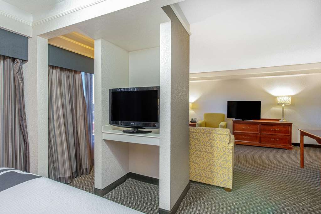 La Quinta Inn & Suites by Wyndham New Orleans Airport - photo 18