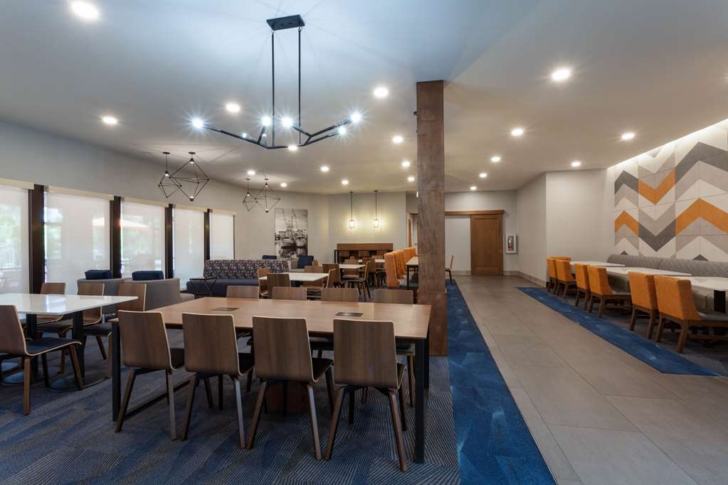 La Quinta Inn & Suites by Wyndham Ft. Myers Sanibel Gateway - photo 14