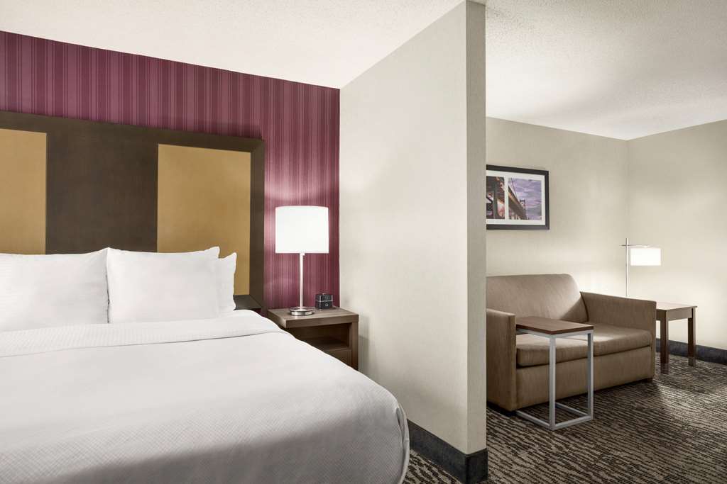 La Quinta Inn & Suites by Wyndham Newark Elkton - photo 11