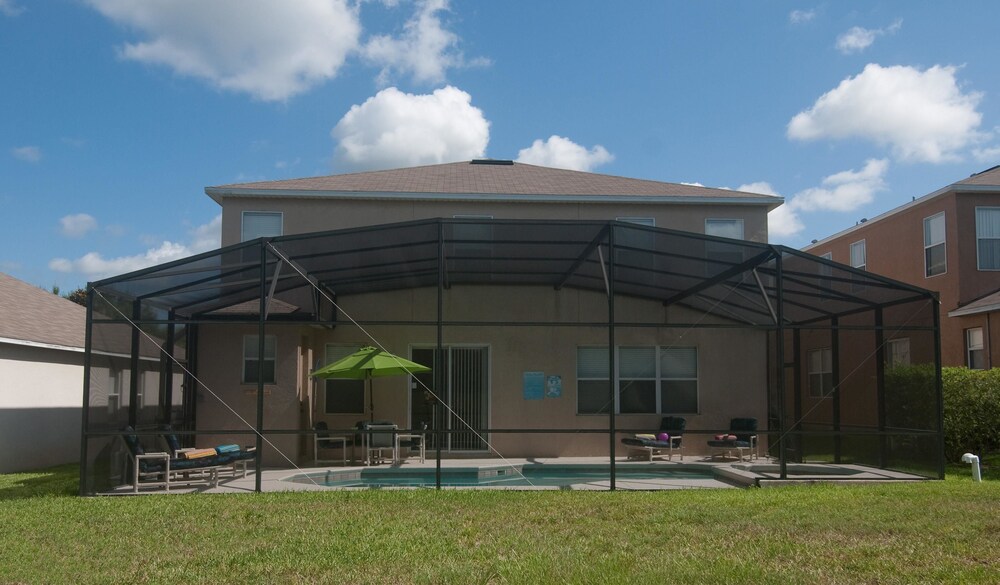 South facing Pool With Spa & Games Room - photo 2