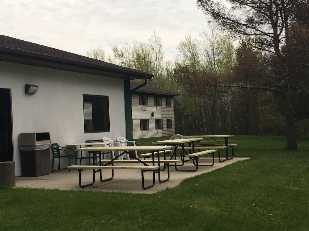Grand Northern Inn - photo 8