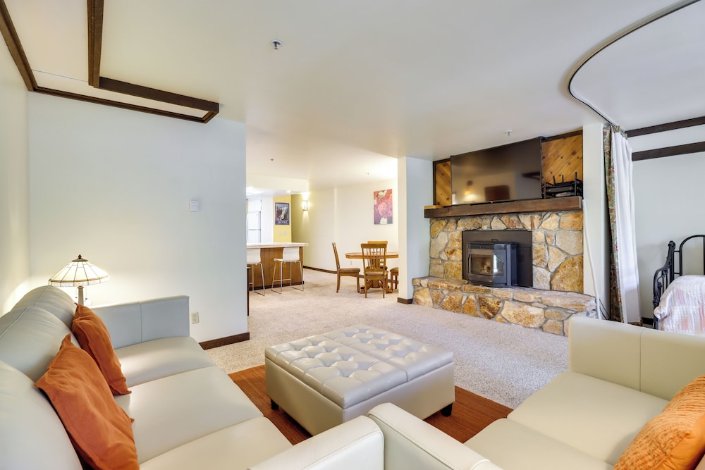 Walk to Ski Shuttle Incline Village Condo — 4-Star Luxury Hotel in Incline Village, United States