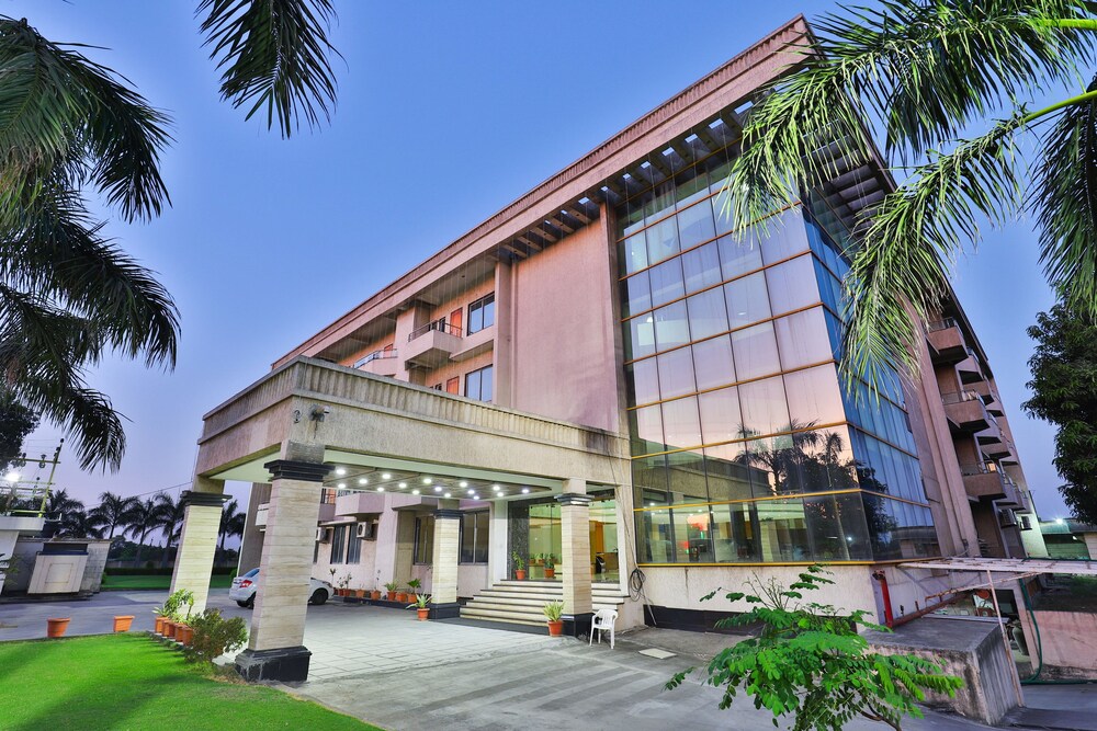 Biznotel by Pride Bharuch in Bharuch, India