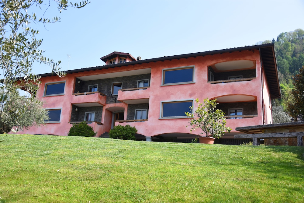 Villa Romele — 4-Star Luxury Hotel in Pisogne, Italy