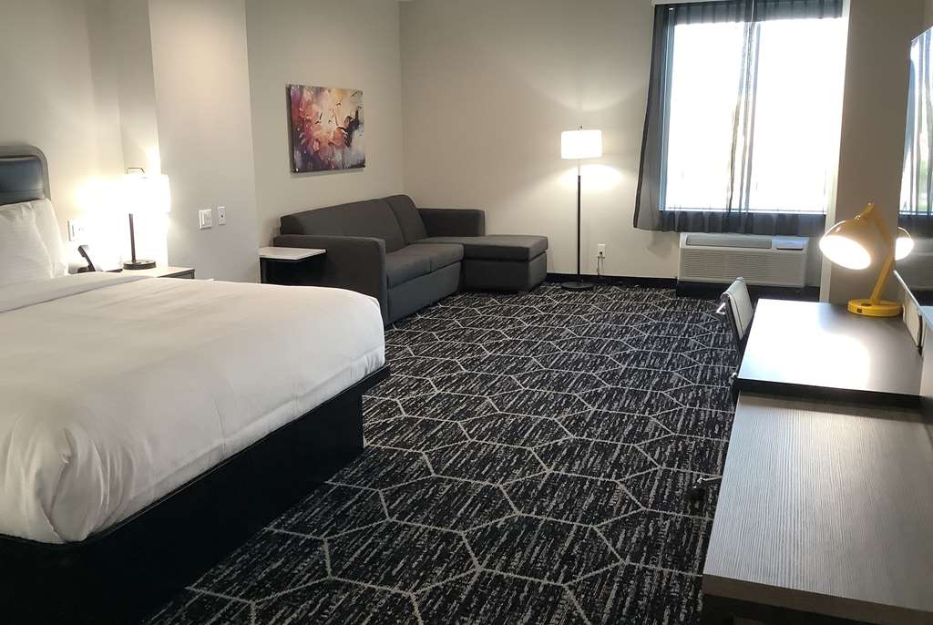 La Quinta Inn & Suites by Wyndham Corpus Christi Southeast - photo 11