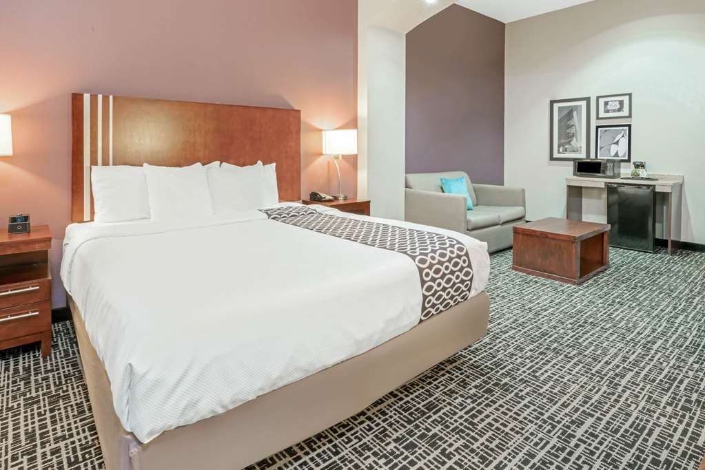 La Quinta Inn & Suites by Wyndham Oklahoma City Yukon - photo 15