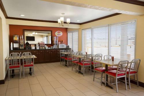 Super 8 By Wyndham Woodward - photo 20