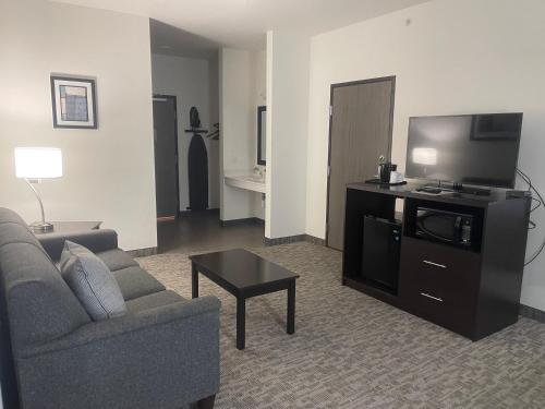 The Grove Inn And Suites - photo 3