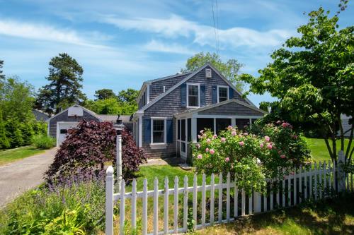 Large Deck Fire Pit Dog Friendly Near Beach Sleeps 10 in Harwich, United States