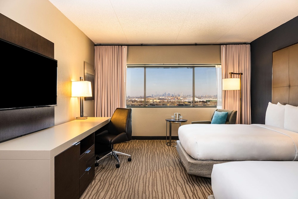 DoubleTree by Hilton Hotel Newark Airport - photo 20