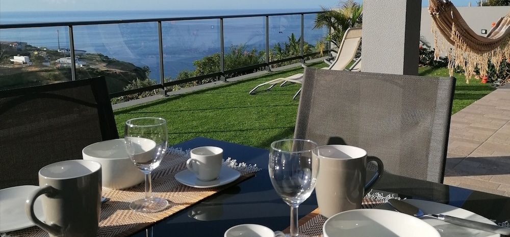 House sleeps 3 free parking garden & jacuzzi — 4-Star Luxury Hotel in Estreito Da Calheta, Portugal