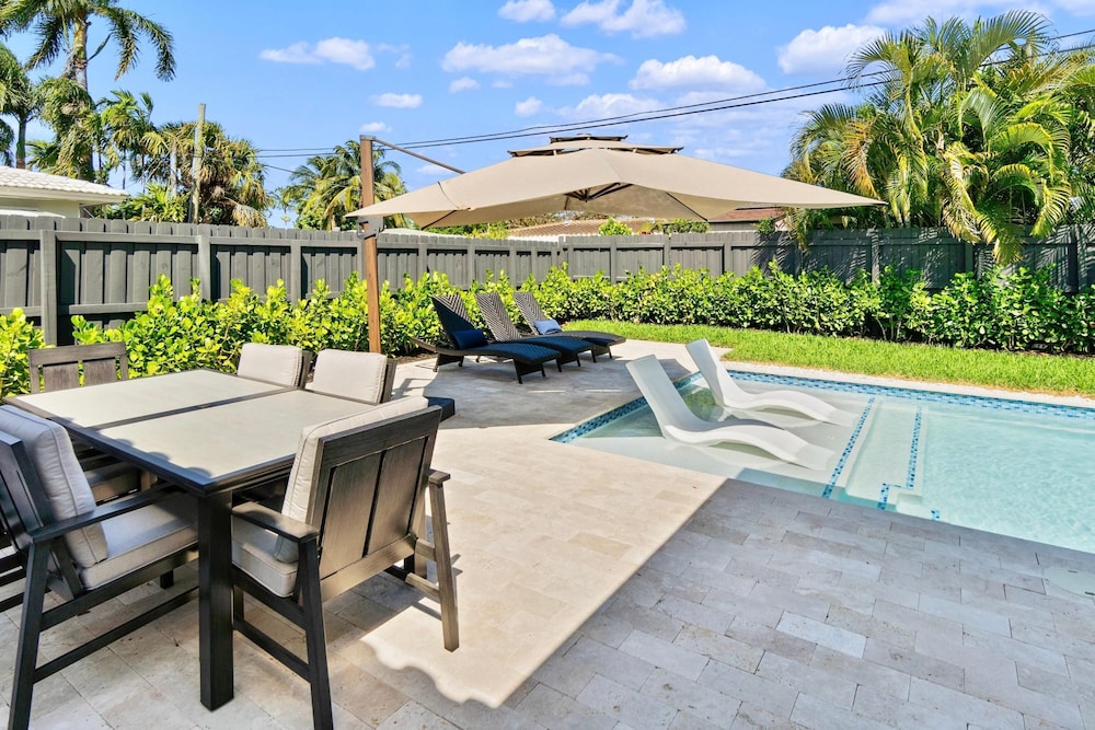 Stunning Poolside Luxury Retreat - photo 11
