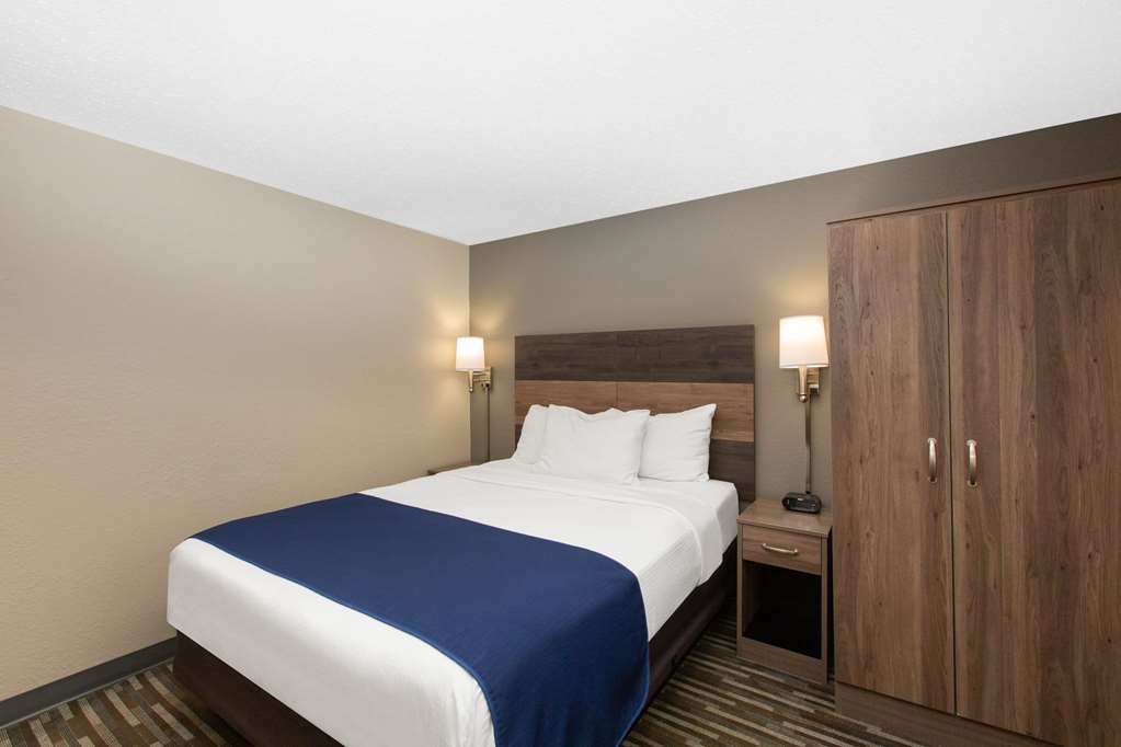 Days Inn & Suites by Wyndham Wisconsin Dells - photo 15