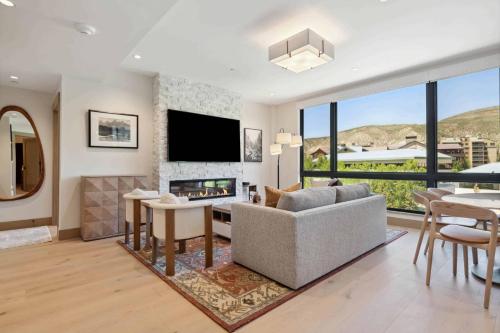 One Riverfront Condo 307 by East West Hospitality — 4-Star Luxury Hotel in Avon, United States
