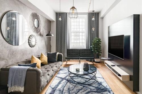 Retro Modern Cape Town City 2 Bed with Pool — 4-Star Luxury Hotel in Cape Town, South Africa
