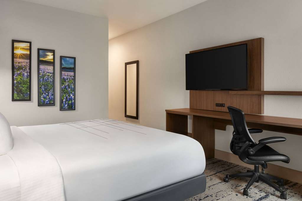 La Quinta Inn & Suites by Wyndham Austin South - photo 22