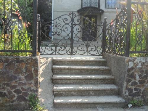 Dato's GuestHouse — 4-Star Luxury Hotel in Makhinjauri, Georgia