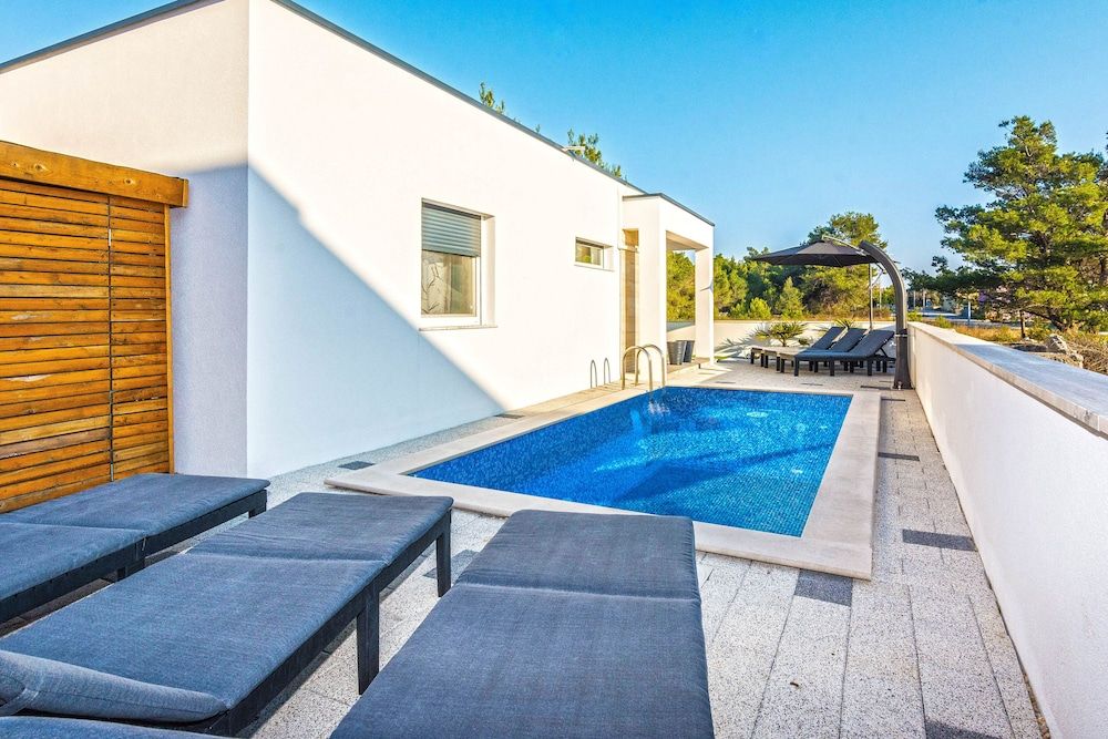 Villa Memories — 4-Star Luxury Hotel in Vir, Croatia