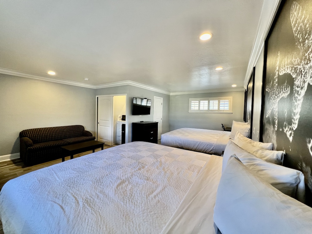 Aura Inn Monterey - photo 52