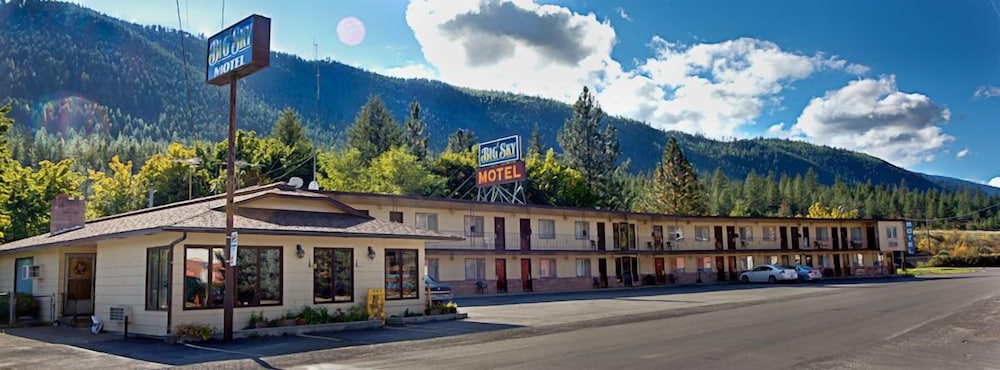 Big Sky Motel - carbon neutral hotel in Superior