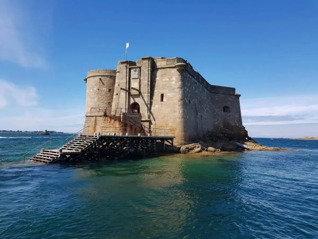 Ti Laouen cocooning house with sea view — 4-Star Luxury Hotel in Locquirec, France
