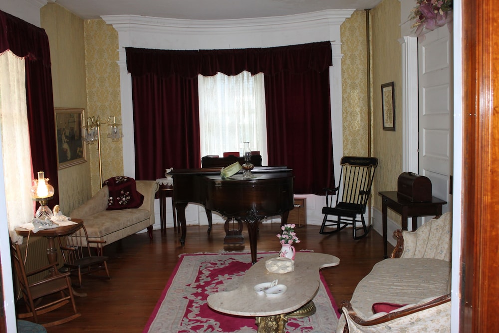 Victorian Charm Inn - photo 50