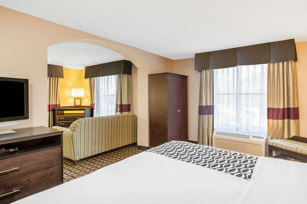 La Quinta Inn & Suites by Wyndham Denison N. Lake Texoma - photo 25