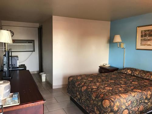 Hwy Express Inn & Suites - photo 11