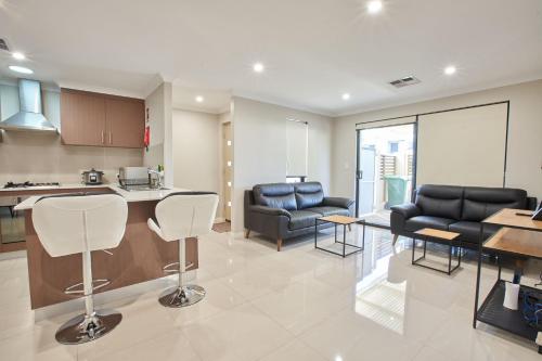 Gorgeous Family House Near Shops — 4-Star Luxury Hotel in Perth, Australia