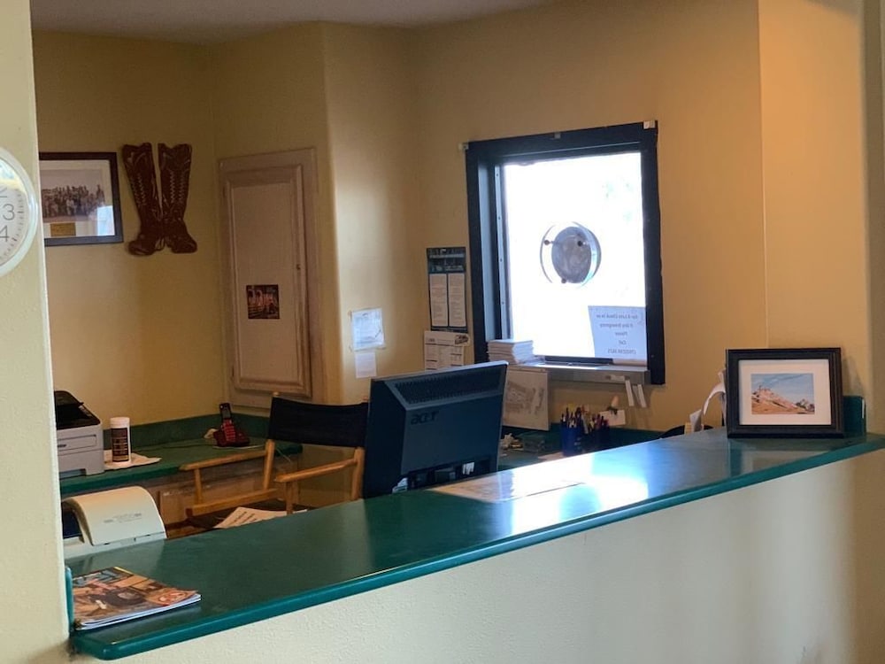 Calipatria Inn And Suites - photo 22