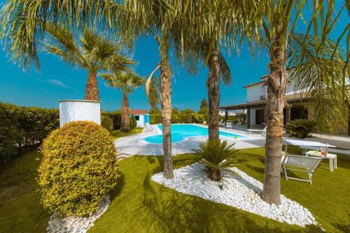 Villa Oxidiana with pool and garden — 4-Star Luxury Hotel in Campofelice Di Roccella, Italy