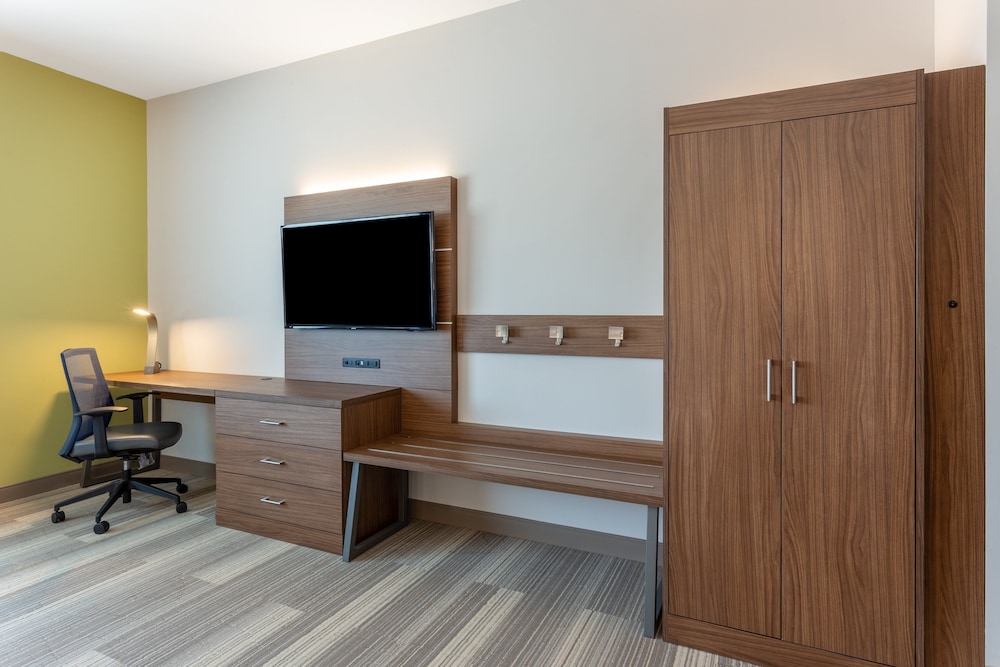 Holiday Inn Express & Suites Springfield North by IHG - photo 27