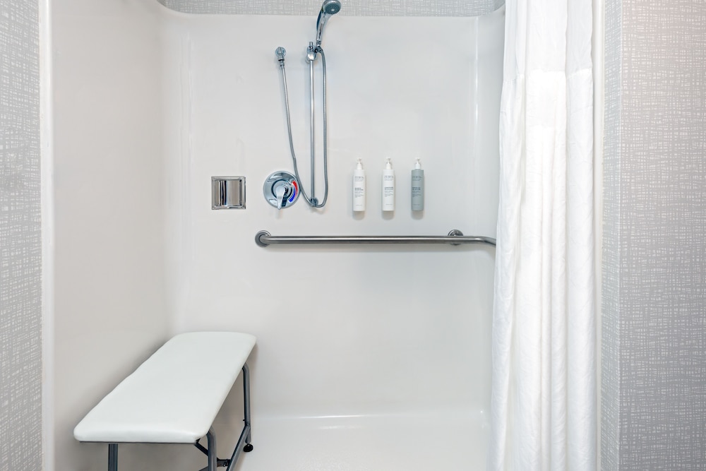 Hampton Inn Hartford Airport - photo 20