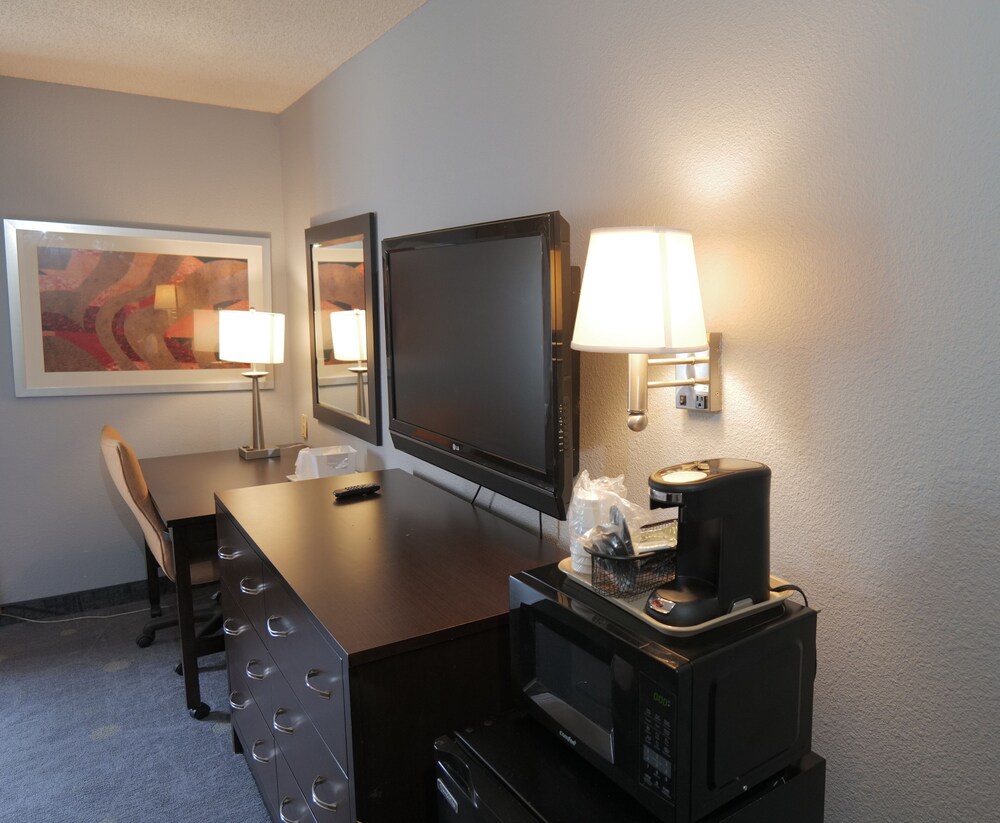 Baymont by Wyndham Flint Airport North - photo 31