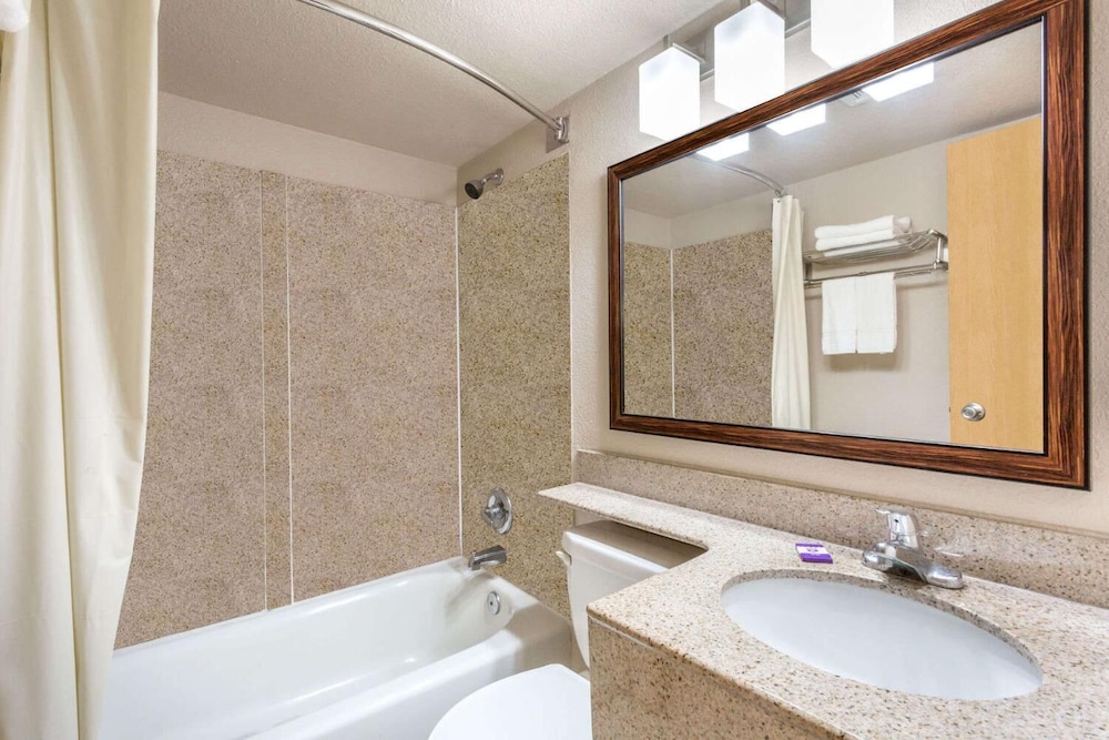 Breeze Inn & Suites - photo 13