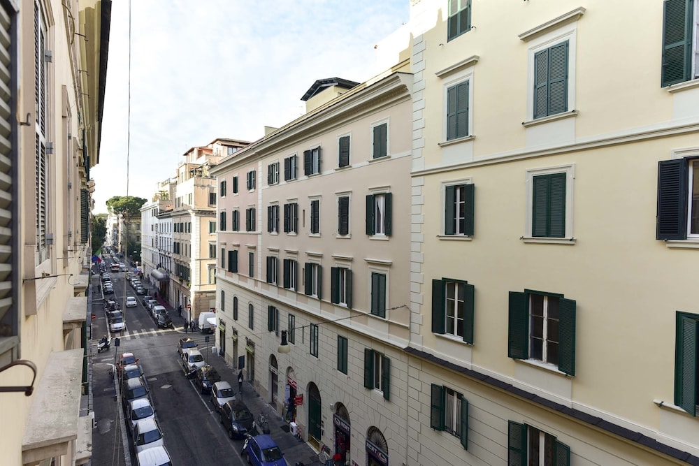 Nicole Rooms - last minute hotel in Rome