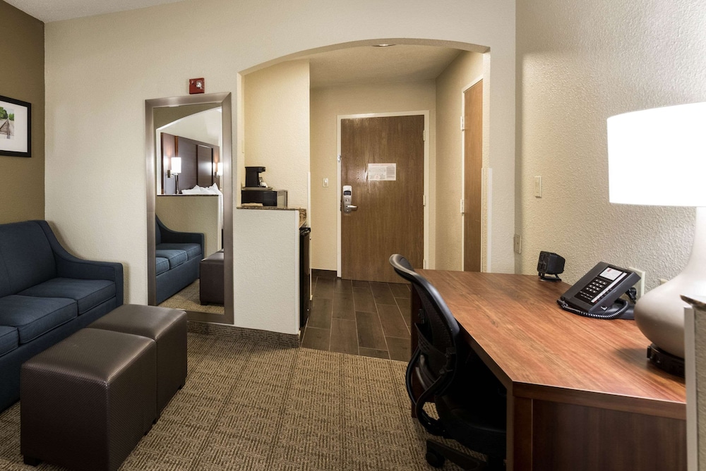 Comfort Suites Monroe - photo 19