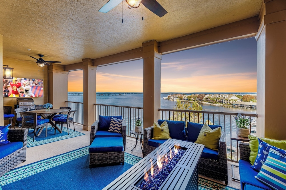 Luxury Waterfront Condo W pool & Views — 4-Star Luxury Hotel in Horseshoe Bay, United States