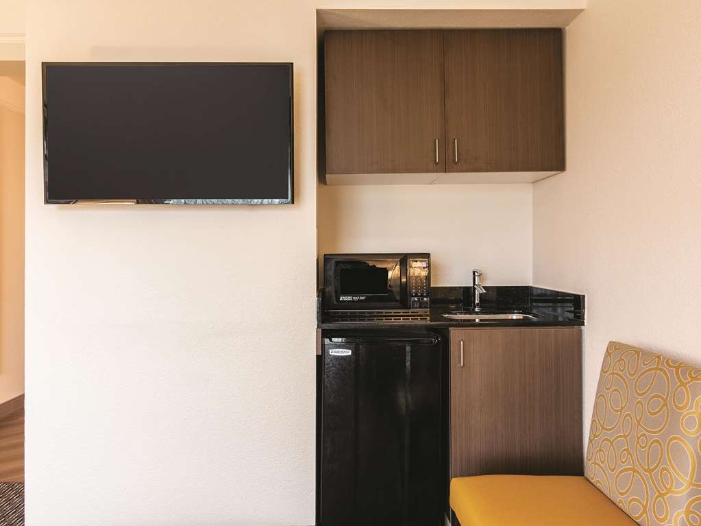 La Quinta Inn & Suites by Wyndham Shreveport Airport - photo 34